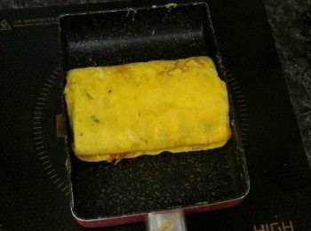 step10: 蛋液未全凝固時，將上方半塊蛋向下覆蓋，邊緣收口黏上即可上碟。