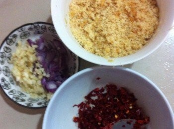 step1: 把辣椒幹和去殼蝦米泡軟，分別倒入攪拌機攪碎，待用