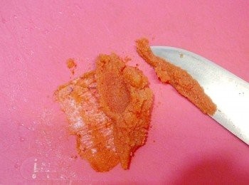step2: 明太子輕輕劃開後,把明太子刮下來