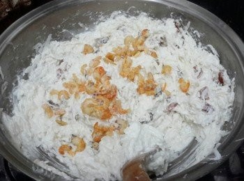 step5: 然後再加入臘腸，臘肉，蝦米，瑤柱等，拌勻