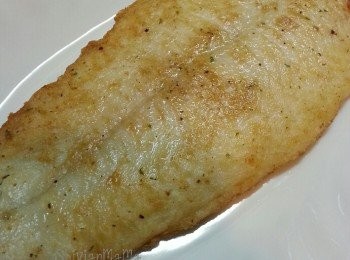 step1: 龍利柳解凍洗淨印乾水份,,加入<span class="group_2">醃料</span>醃好,,燒熱鑊,,中細火煎熟龍利柳,,上碟備用