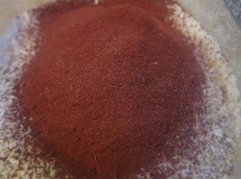 step4: - 紅鞠粉過篩拌入粉類