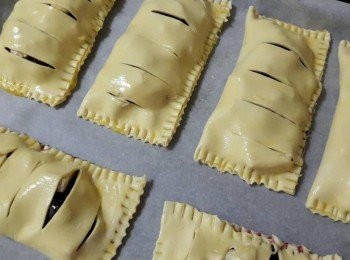 step8: 把做好的櫻桃派放到已舖上烘焙紙的烤盤上