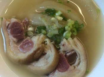 step5: 將肉盛起切件放湯，灑上蔥花完成！