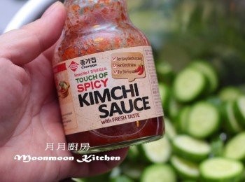 step5: 加入<span class="group_2">調味料</span>及泡菜拌勻。