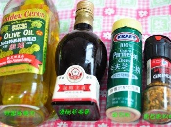 step3: 再來選擇調味<span class="group_2">醬料</span>:瑞囍橄欖油、陳醋老梅膏、起司粉、香草香料粉 PS:之所以選用瑞囍橄欖油，是因為它有一種獨特的香氣，這種香氣很適合做涼拌或沙拉類料理，我個人很喜歡!