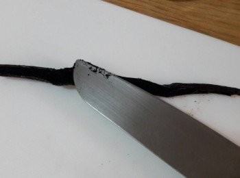 step3: 香草夾一條拿出 , 用刀子從中間剖開