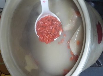 step6: 開蓋將杞子連水一齊倒入，煲滾，再較最細火煲25分鐘，落1/2茶匙粗鹽調味