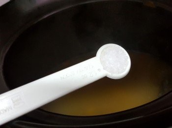 step9: 倒入1/4茶匙粗鹽調味