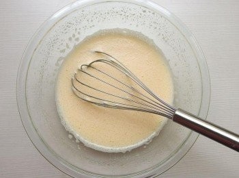 step5: 將糖,蜂蜜,雞蛋攪拌成濃稠狀。