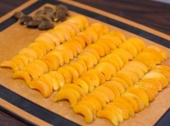 step16: <span class="group_3">撻面</span>杏脯洗淨印乾水，切開一半去核，再切成適當厚度的片狀。今次買到的杏脯比較小，大約一顆杏鋪平均切成八片