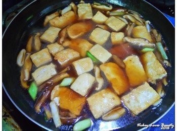 step7: 接著再加入豆腐以小火煨煮蓋上鍋蓋約３分鐘 之後用太白粉水勾芡，灑上香油後即可起鍋