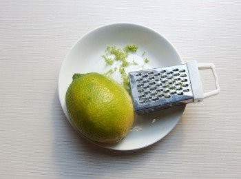 step3: 可選用安全無毒的檸檬為佳。將檸檬清洗乾淨,刮下皮屑使用。