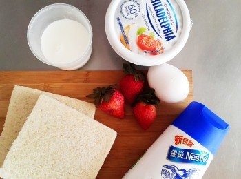 step1: 奶油乳酪加入煉乳拌勻後再倒入草莓丁攪拌均勻