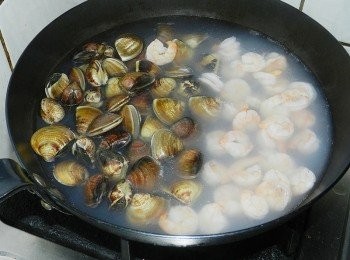 step1: 海鮮入鍋煮熟 蛤蜊取出肉