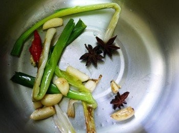 step5: 爆香後的<span class="group_2">配料</span>，撈起放置空鍋中備用