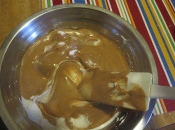 step8: 然後將蛋黃糊倒回剩下的蛋白中翻拌均勻