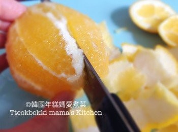 step3: 用手拿著橙，然後用刀把橙一片一片切出來。