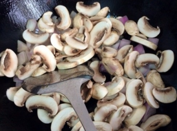 step5: 接著放入蘑菇片，加鹽，翻炒均勻。