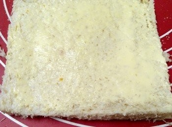 step5: 將桿平後的麥吐司表面擦一層牛油。