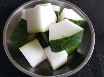 step6: 冬瓜清洗後切件(不用去皮)