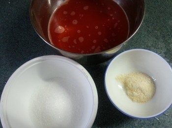 step5: 預備魚膠粉6g,西瓜汁170g糖30g拌勻