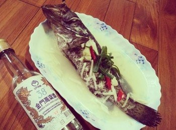 step3: 如蒸熟透後，再把辣椒和青蔥鋪在魚身上，即可上桌享用女人最天然的膠質保養品－清蒸高梁澎湖石斑魚。【澎湖野生水產的產品皆通過政府檢驗及SGS認證，讓大家吃得更安心， 更是五星級飯店主廚指定<span class="group_1">食材</span>，讓大家有實惠價格輕鬆吃到頂級<span class="group_1">食材</span>。 】