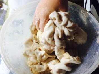 step1: 大腸先放水龍頭下沖乾淨，翻出裡子，把裡子的油撕掉。然後加入鹽巴，澱粉用力揉搓，然後用溫水沖洗乾淨，再加入鹽巴，澱粉，繼續搜搓，如此反復四次。