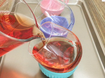 step2: 將啫喱倒入已打斜放的三個玻璃杯，雪最少3小時。