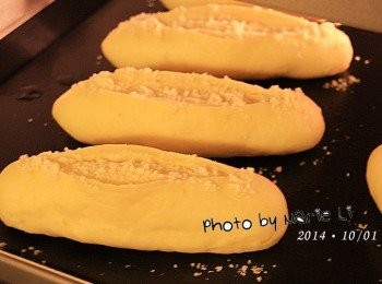 step5: 抓出間距排列在烤盤上做最後發酵，約一個小時
預熱好烤箱，進爐前在麵包表面劃上一刀
並且輕輕地在表面灑上些許的起士粉
隨後馬上送進預熱好的烤箱中烘烤以免消氣。

《烘王A+ HW-9988，預熱 上170度、下170度》

先將烤箱設定好

上火：         170度
下火：         170度
烤盤放置：      上層
烘焙時間：    20分鐘

※ 每台烤箱的狀況皆不相同，請依自家烤箱的狀況做調整設定。