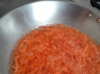 step1: 將紅蘿蔔切絲備用~ 煮一鍋熱水將紅蘿蔔燙至8分熟~將紅蘿蔔撈起備用