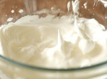 step9: 繼續以高速打發，每10秒停下來檢查一下，打發至蛋白可拉出直立而明顯的尖角即可。