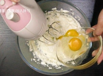 step7: 再逐個雞蛋加入（先加半個，打勻再加另外一個）
