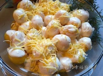 step2: 熱鑊下少許橄欖油或牛油把己㷛過的薯仔略煎至金黃，灑上鹽及黑胡椒略兜均後放入焗碟內，
