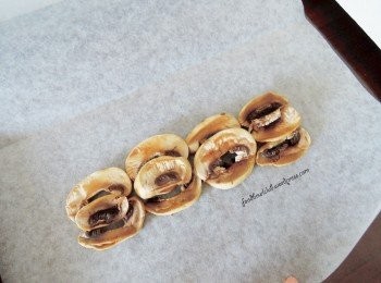 step2: 首先，将洋菇切片然后铺在烤培纸上。