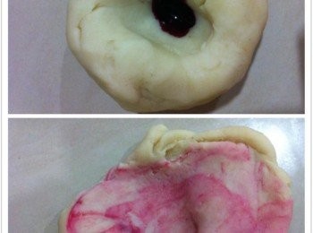 step4: 取出麵團用拇指按一個小洞，倒入素食，然後把顏色搓均勻。