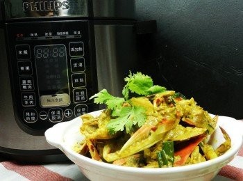 step8: 有了飛利浦智慧萬用鍋，讓身為職業婦女的我可以減少料理的時間，並保留住<span class="group_1">食材</span>本身的美味，讓我輕鬆煮，家人快樂吃！ 這鍋微辣微嗆的咖哩螃蟹，肉質鮮嫩多汁，蟹黃吃起來也香嫩可口，真是老饕級的享受呀！