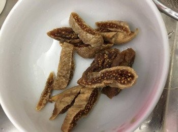 step3: 無花果洗淨，將每粒無花果切開四件