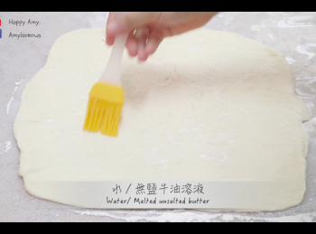 step6: 取出麵糰，撒上少許麵粉用麵棍幹平至5mm厚的四方形。