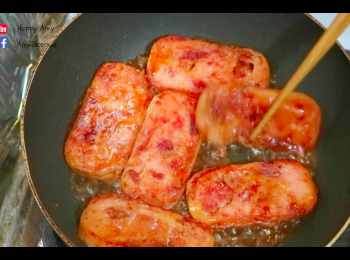 step6: 倒入照燒汁和水以中小火煮至醬汁變稠，盛起備用。