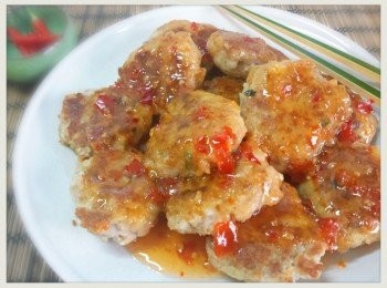 step4: 熱鑊加入泰式雞醬及少許水燒滾，放入肉餅拌勻<span class="group_3">醬汁</span>即可。