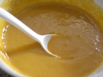 step3: 將糖及魚膠粉/吉利丁先拌勻，然後加入50毫升熱水拌勻。再加入芒果果泥拌勻