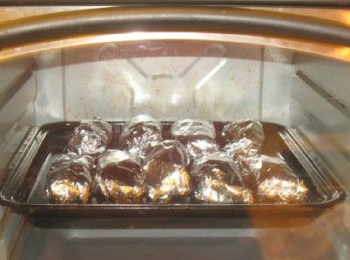 step6: 準備錫紙，把排骨包好
預熱烤箱200度，預熱好後放入烤箱中層200度30分鐘後，取出，再把排骨翻過另一面，180度20分鐘即可。