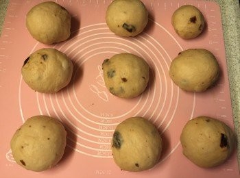 step3: 分割每個小麵團為55-60G左右, 然後滾圓, 靜止15分鐘