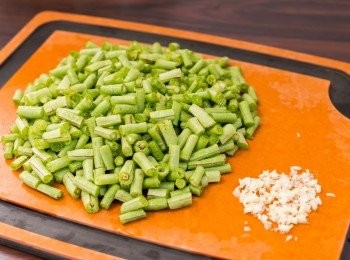 step2: 把豆角洗淨隔乾水，切成約 1 1/2吋長。蒜頭去皮切碎備用。