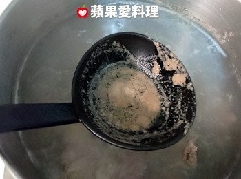 step4: 汆燙排骨：水滾後，放入排骨，汆燙10分鐘（看到雜質時，要用湯匙撈起）。