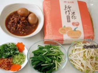 step1: 準備所有材料。韭菜切段狀,芹菜及香菜切末 。[滷肉燥]的食譜做法請參考:http://icook.tw/recipes/77109