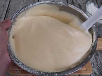 step4: 邊翻攪、抖動麵糊，減少麵粉在蛋糊中結粒。動作儘量輕且快，直至麵糊無顆粒狀。