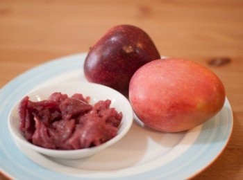 step1: <span class="group_1">食材</span>準備好，這裡多加了一些蘋果增添清脆的口感