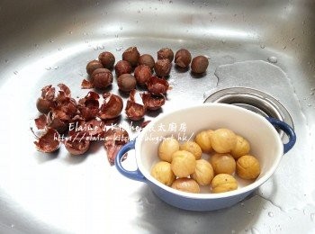step1: 栗子放入熱水中蓋上蓋用中火煮5分鐘 , 盛起趁熱將栗子去殼